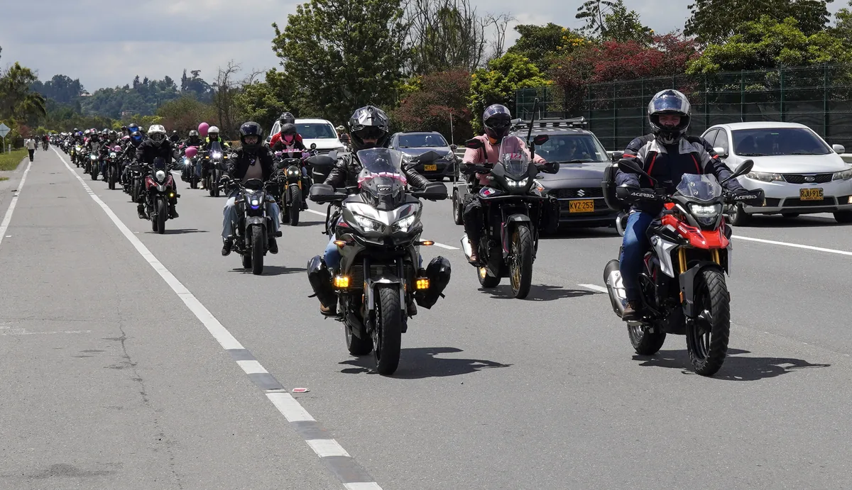 La caravana de La Ruta Rosa avanza junta por la carretera