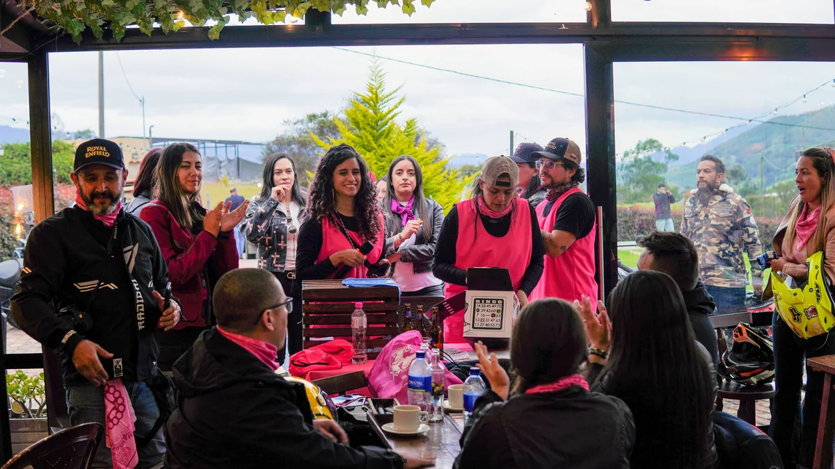 Participantes de La Ruta Rosa comparten un encuentro alrededor de una mesa