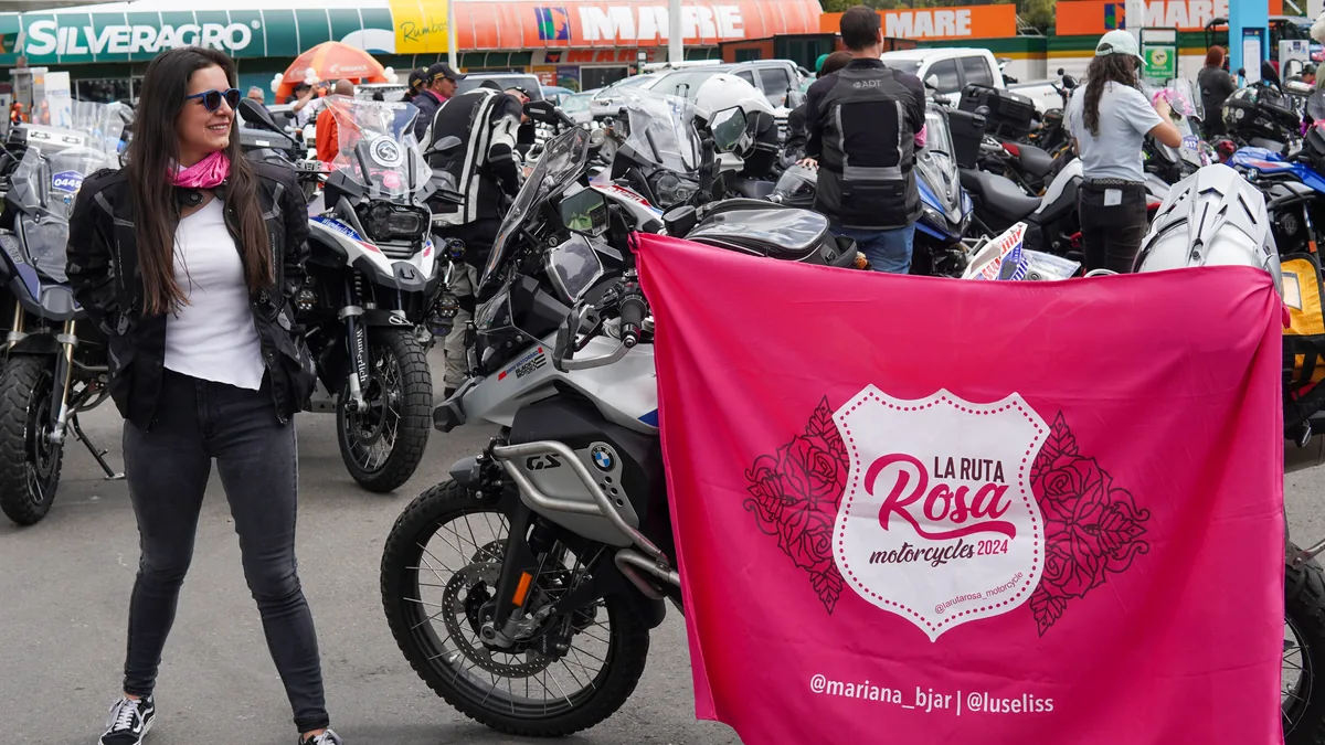Participantes y motocicletas reunidos en un encuentro de La Ruta Rosa