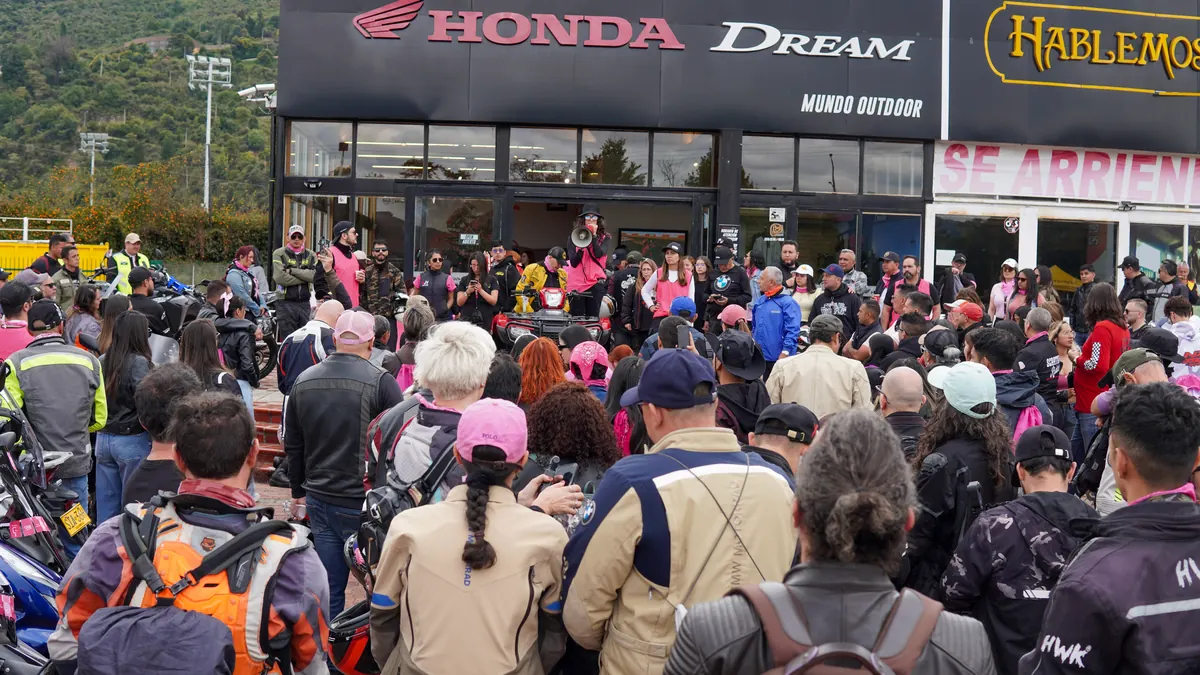 La comunidad de La Ruta Rosa reunida en una edición anterior