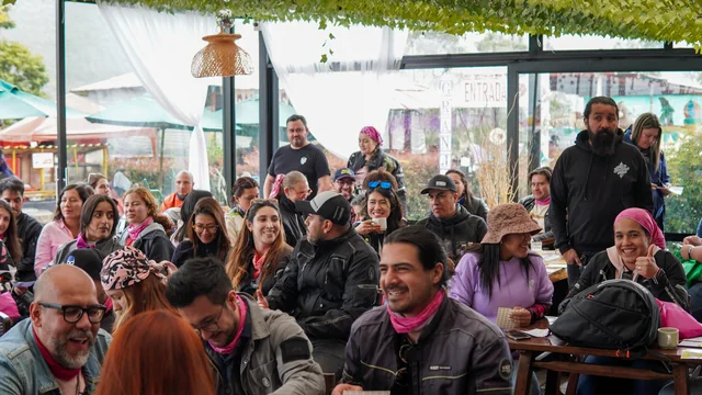 Participantes de La Ruta Rosa reunidos para compartir experiencias e historias